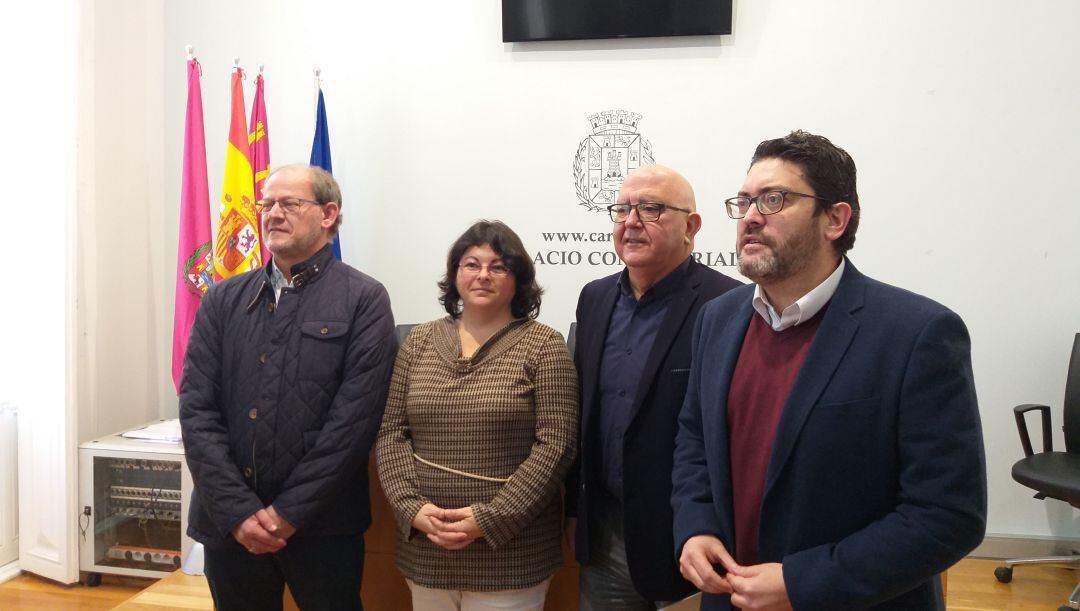Francisco Martínez, Ana Rama y Manuel Padín, los tres concejales de Ciudadanos, posan junto a Miguel Sánchez