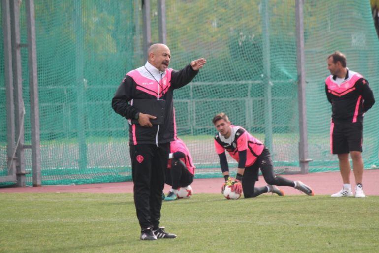 Barragán, dando instrucciones en un entrenamiento