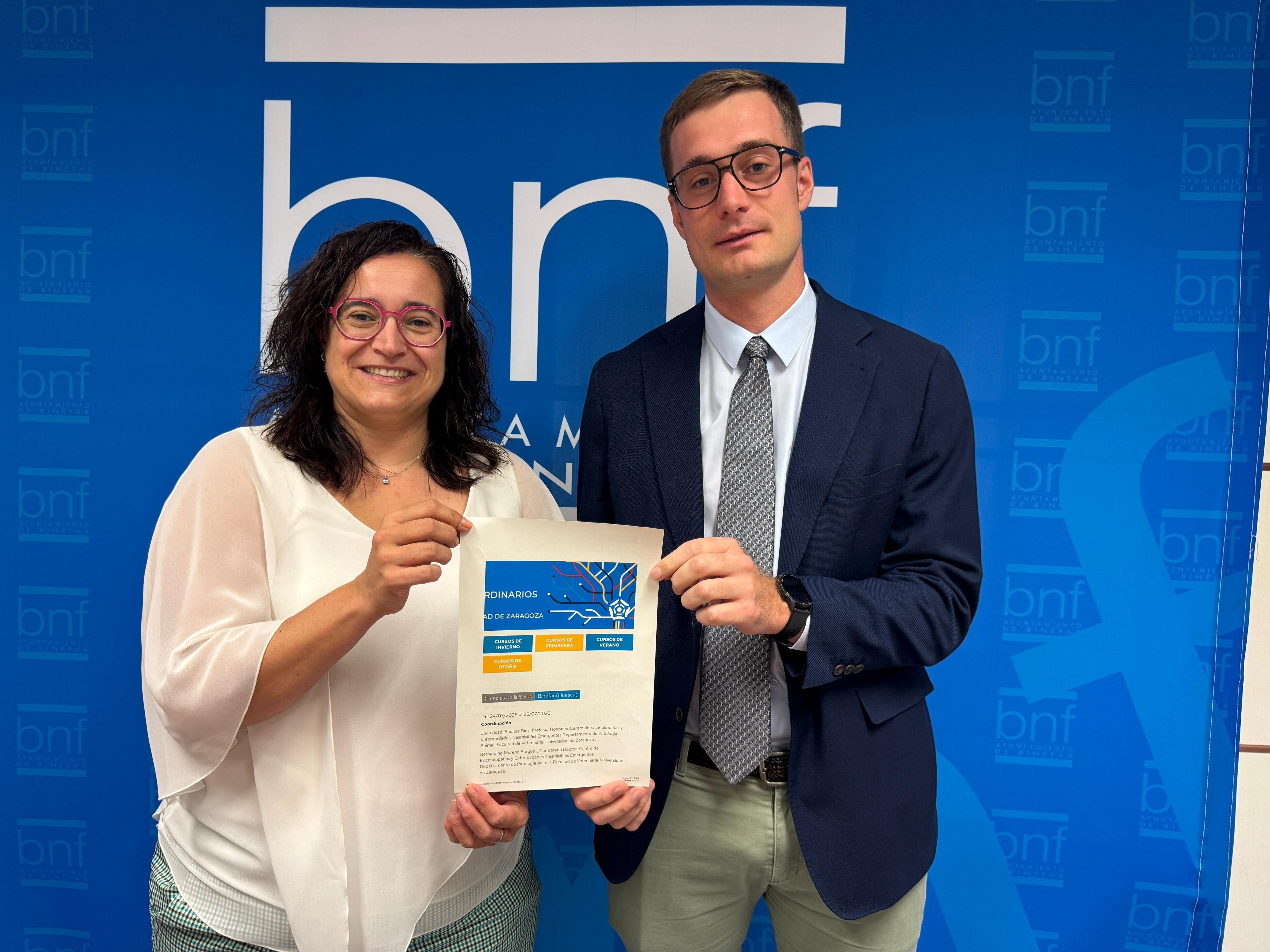 La alcaldesa, Patricia Rivera, y el director de la oficina de Caja Rural en Binéfar, Eugen Dolha han presentado el curso