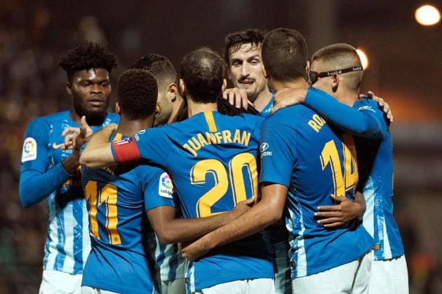 Los jugadores del Atlético de Madrid celebran tras marcar ante el Sant Andreu, durante el partido de ida de los dieciseisavos de final de la Copa del Rey que disputan esta noche en el estadio Narcís Sala.