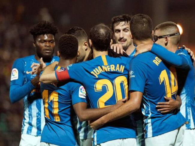 Los jugadores del Atlético de Madrid celebran tras marcar ante el Sant Andreu, durante el partido de ida de los dieciseisavos de final de la Copa del Rey que disputan esta noche en el estadio Narcís Sala.
