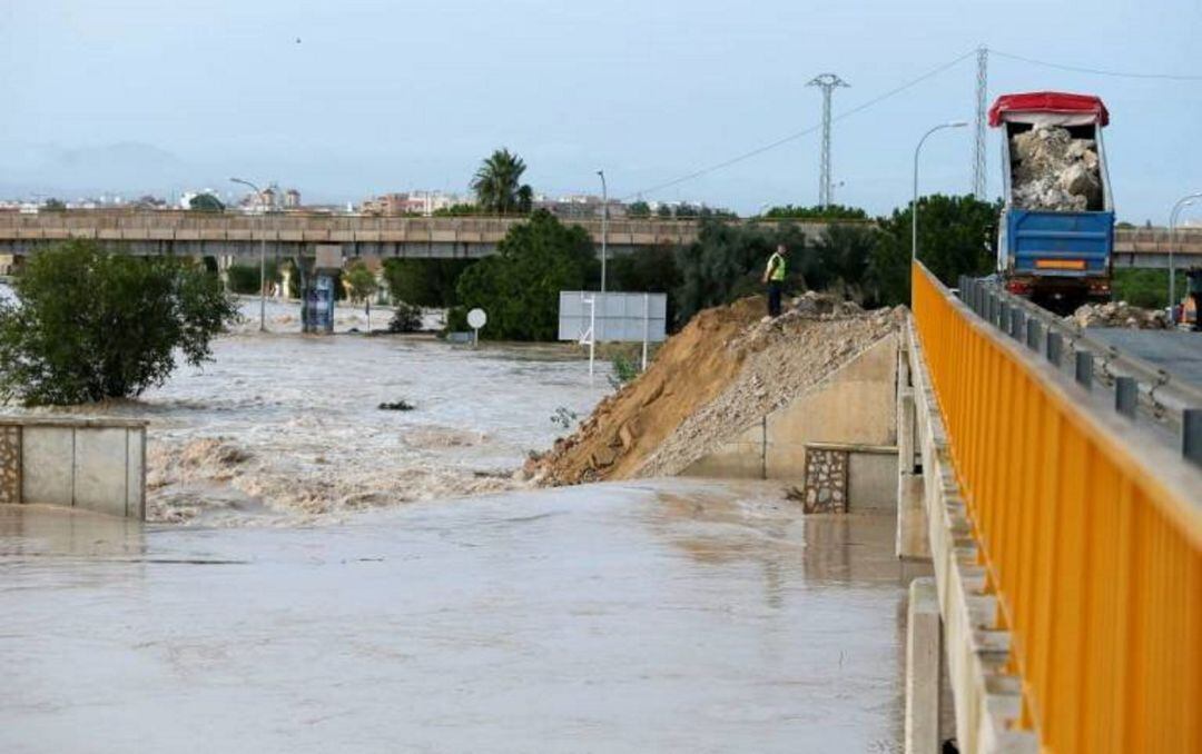 Rotura de la mota en el Segura a su paso por Almoradí 