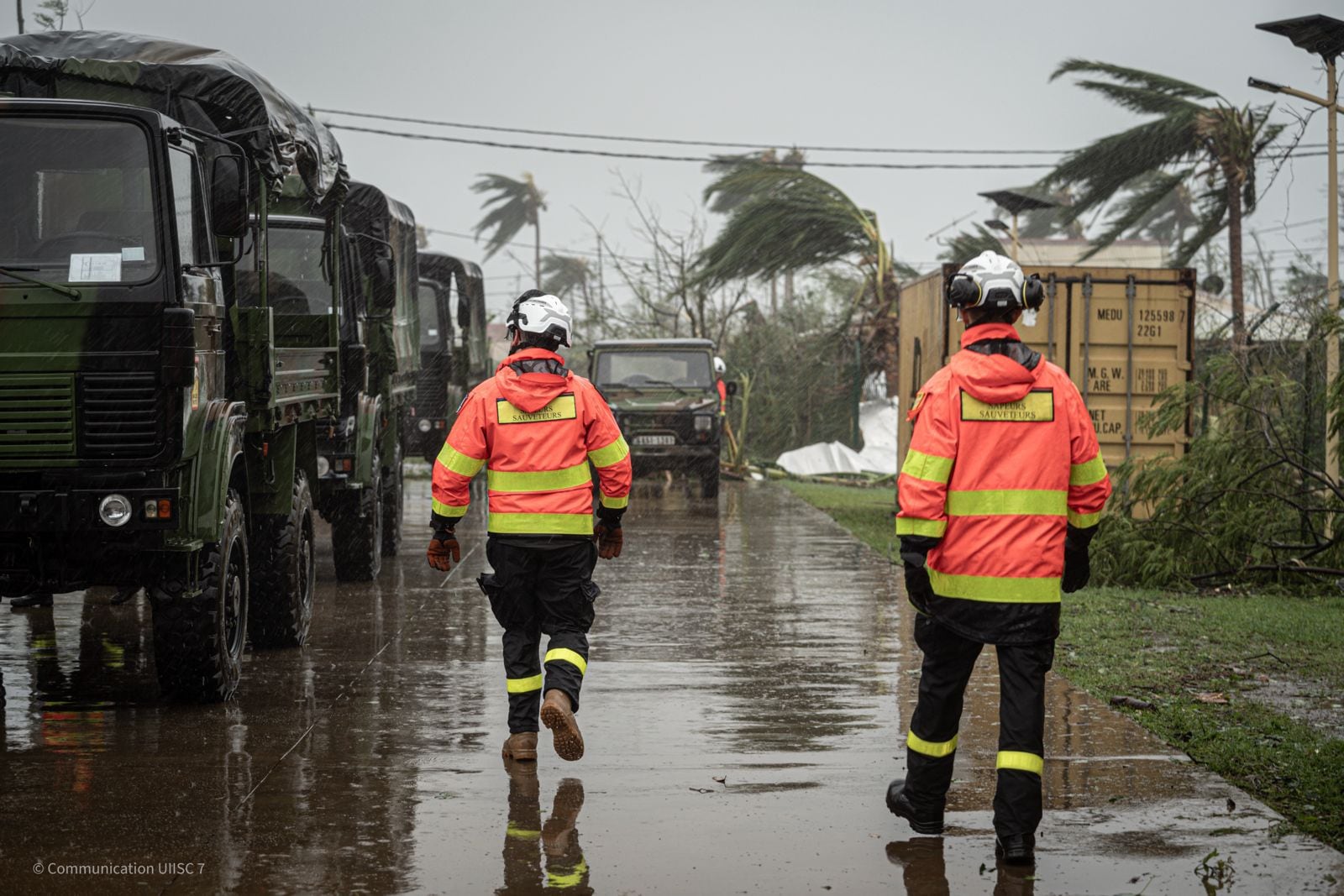 MAYOTTE, 16/12/2024.- Las autoridades francesas prosiguen las labores de rescate en el archipiélago de Mayotte, en el Índico, que resultó devastado el sábado por el ciclón Chido, con vientos de hasta 220 kilómetros por hora, y que puede haber provocado miles de muertos, según el delegado del Gobierno, François-Xavier Bieuville. EFE/Gendarmerie Nationale  - SOLO USO EDITORIAL/SOLO DISPONIBLE PARA ILUSTRAR LA NOTICIA QUE ACOMPAÑA (CRÉDITO OBLIGATORIO) -
