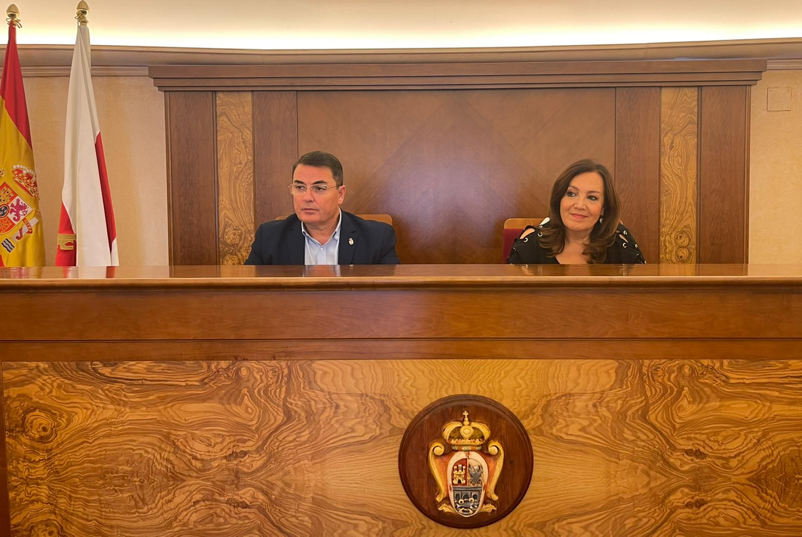 Pedro Luis Rodríguez y Catalina Madueño presidiendo la JLS.