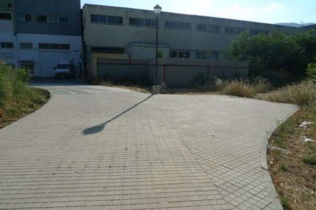 Vista posterior de la calle B del polígono Cotes Baixes de Alcoy donde arrancará la conexión.