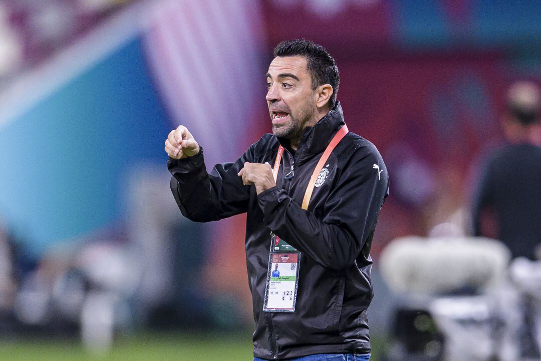 Xavi Hernández, dirigiendo a los jugadores del Al-Sadd. 