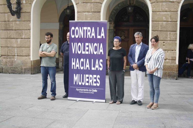 Concejales del Ayuntamiento de Cádiz guardan un minuto de silencio por una víctima de violencia de género