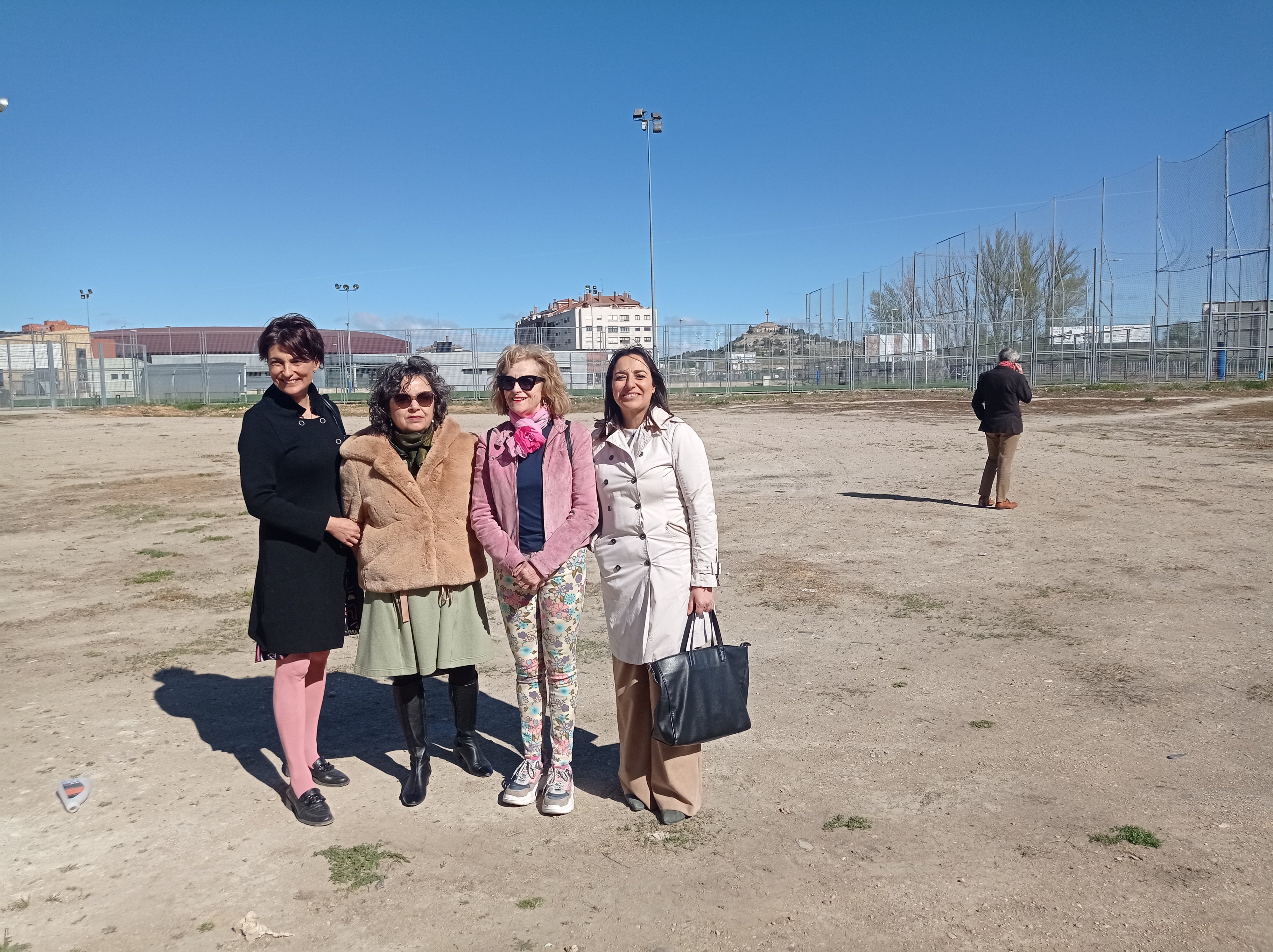 Concejales socialistas en la parcela de la calle Los Fresnos donde se pretenden construir las viviendas