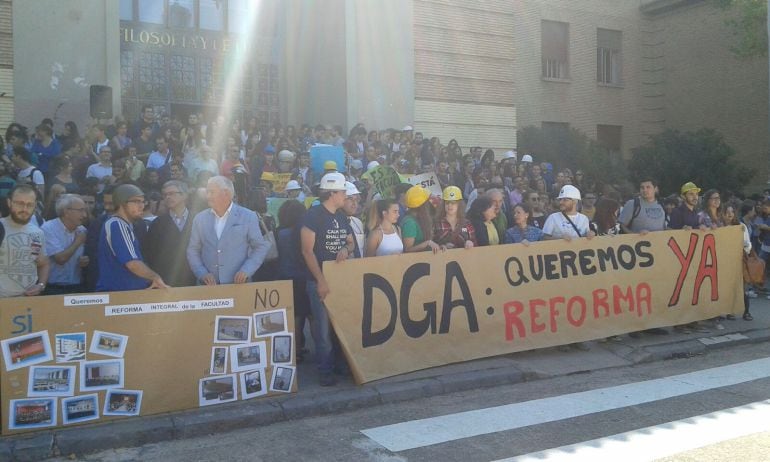 Los alumnos de la Facultad de Filosofía y Letras denuncian el mal estado del edificio este miércoles por la mañana