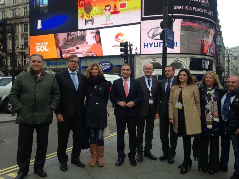 Las autoridades de la Diputación y el Ayuntamiento de Málaga en Picadilly (Londres) con la imagen de la Costa de Sol en las pantallas de vídeo