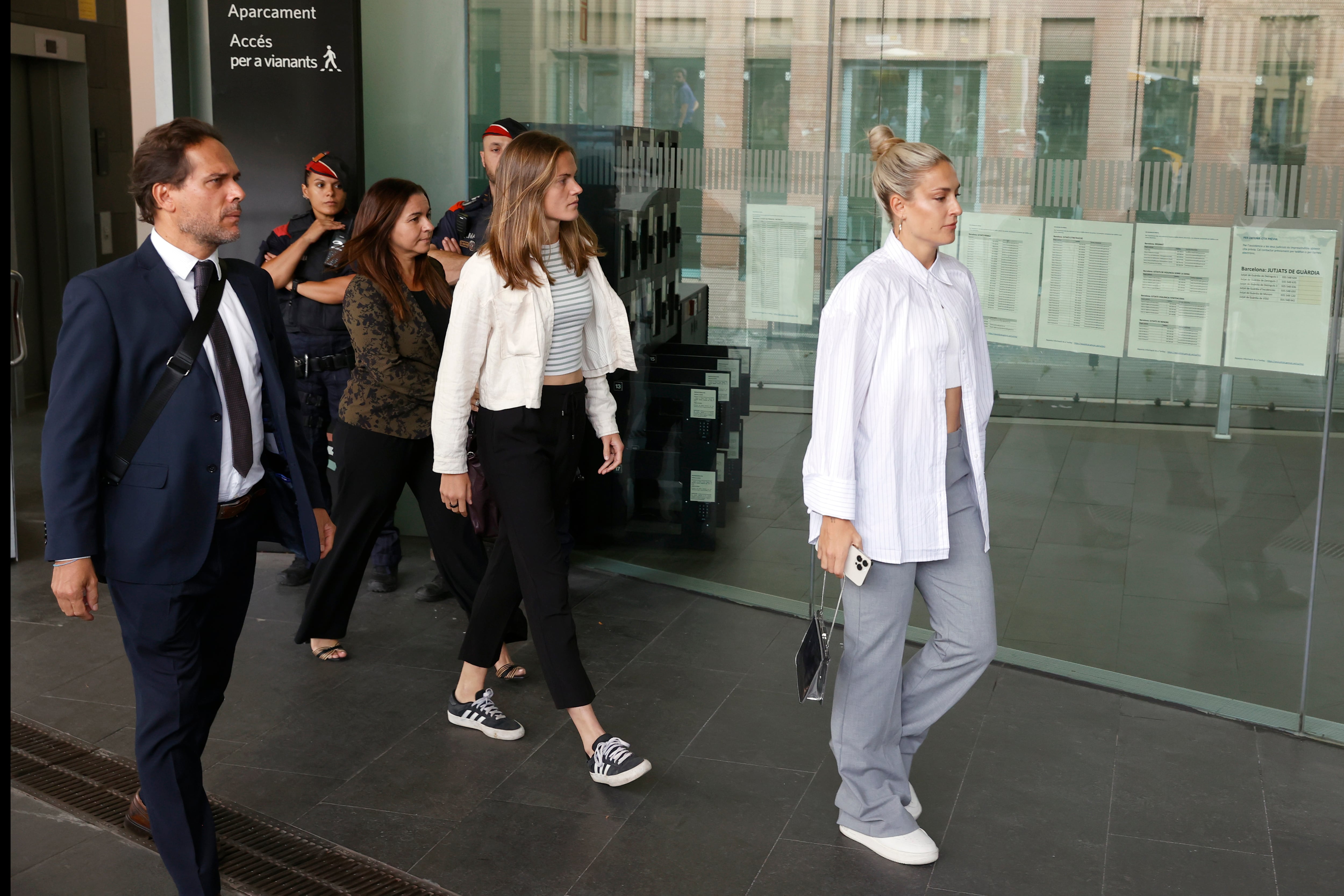 Las jugadoras del FC Barcelona y de la selección española de fútbol Alexia Putellas (d) e Irene Paredes (2d) a su llegada a la Ciudad de la Justicia de Barcelona donde este lunes declaran por videoconferencia ante el juez de la Audiencia Nacional que investiga al expresidente de la Federación Española de Fútbol (RFEF) Luis Rubiales por delitos de agresión sexual y coacciones a la jugadora Jenni Hermoso.