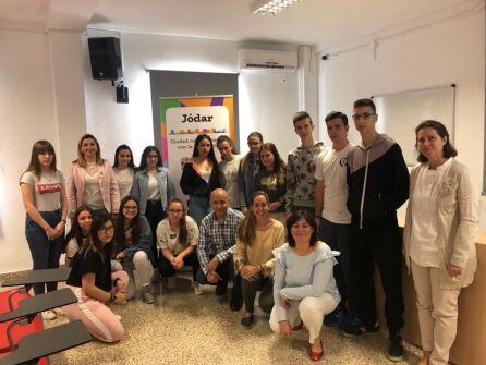 Foto de familia con alumnas, alumnos, monitor, técnica, profesora y concejala