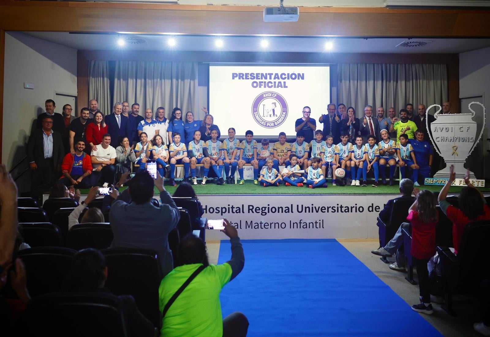 Presentación en el Hospital Regional Universitario del AVOI CF, el primer equipo de fútbol onco-hematológico de España