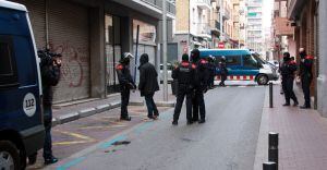 Furgonetes i agents dels Mossos d&#039;Esquadra al carrer Nord durant l&#039;operació contra una banda criminal que cometia robatoris amb violència a Lleida, avui al matí