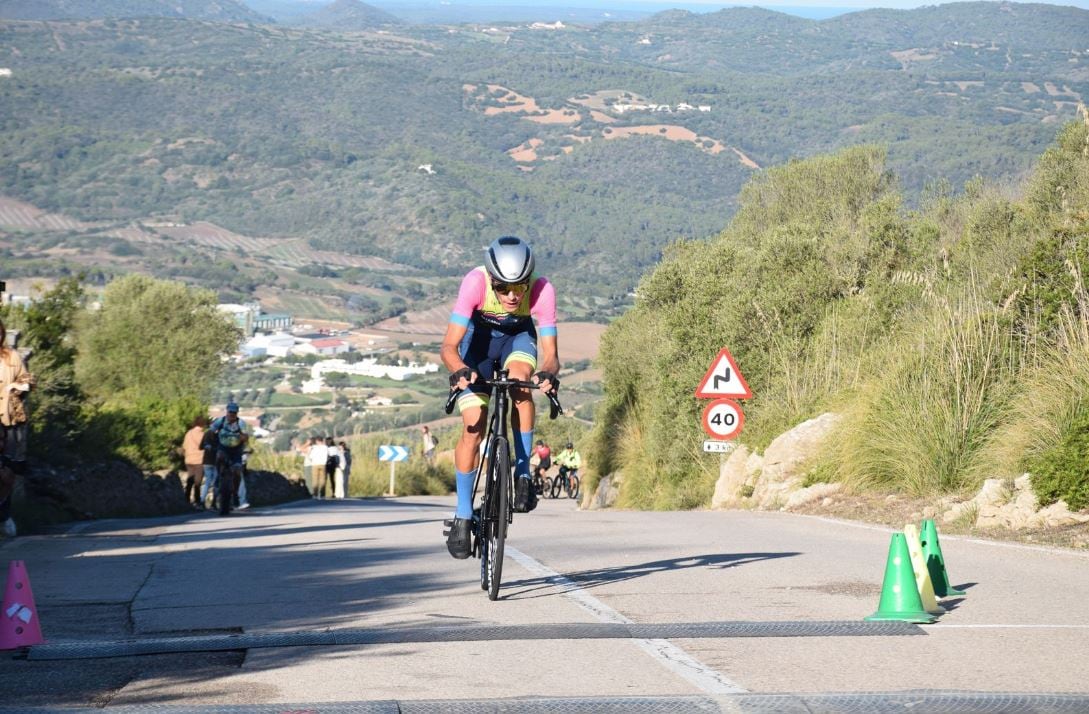 Álvaro Álvarez de Luna  en el moment de pujar a Monte Toro.
