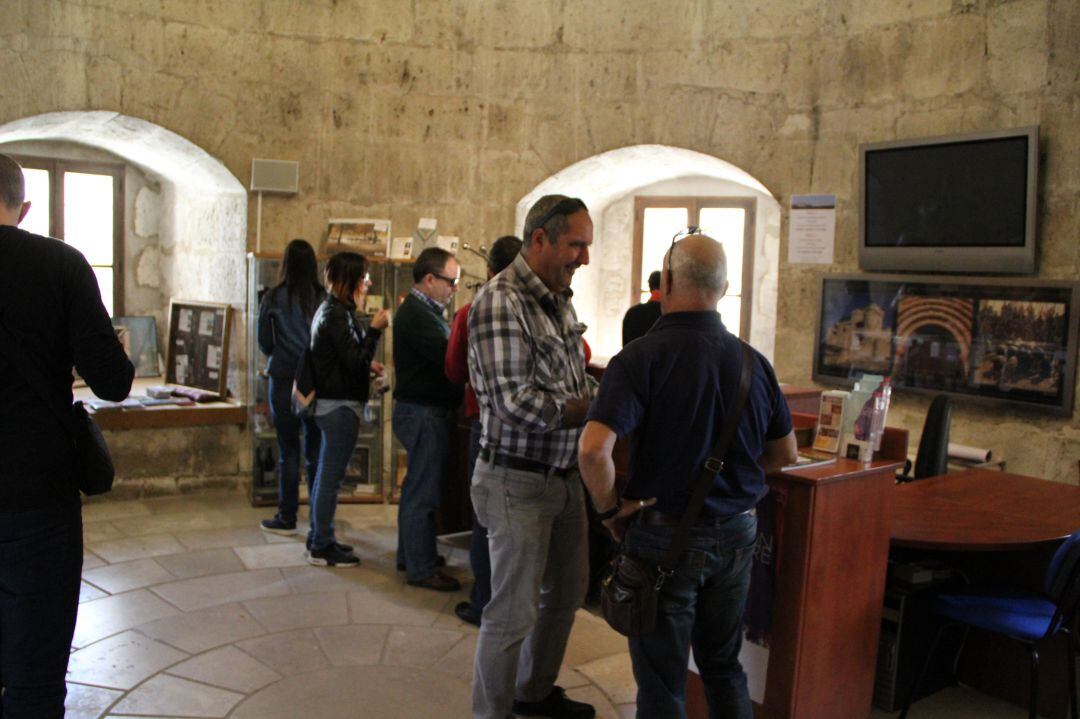 Varias personas esperan en la Oficina de Turismo de Cuéllar