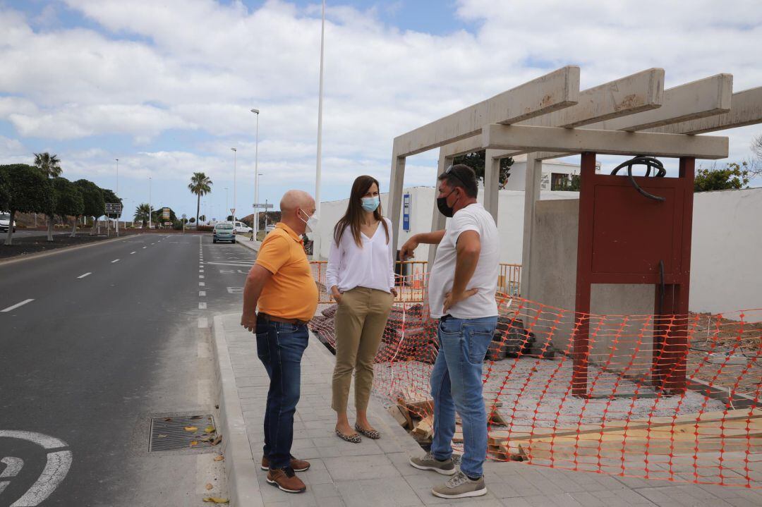 Las obras se están llevando a cabo en las paradas del IES Yaiza, en la rotonda de La Hoya también en el municipio sureño y en la Cañada Alta en la Rambla Islas Canarias de Puerto del Carmen.