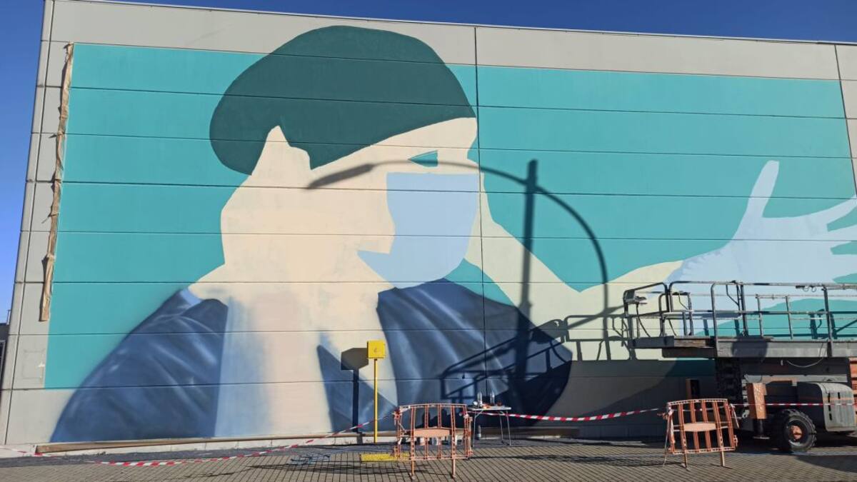 Nano Lázaro ultima un mural en el Recinto Ferial dedicado a los sanitarios