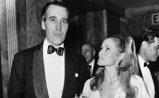 Foto tomada en 1973 del actor británico Christopher Lee juntoa Ursula Andress