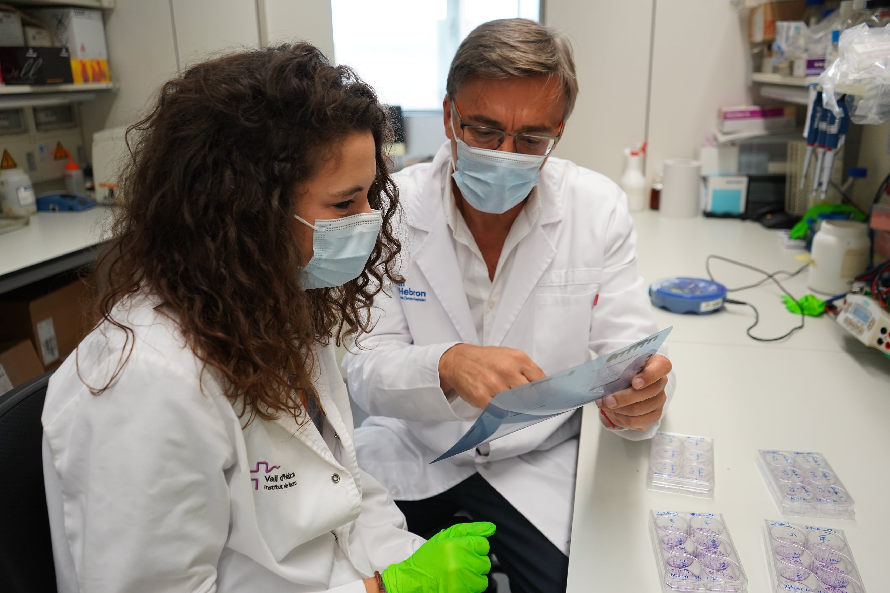 José Miguel Lizcano y Nora Dieguez trabajando en el laboratorio