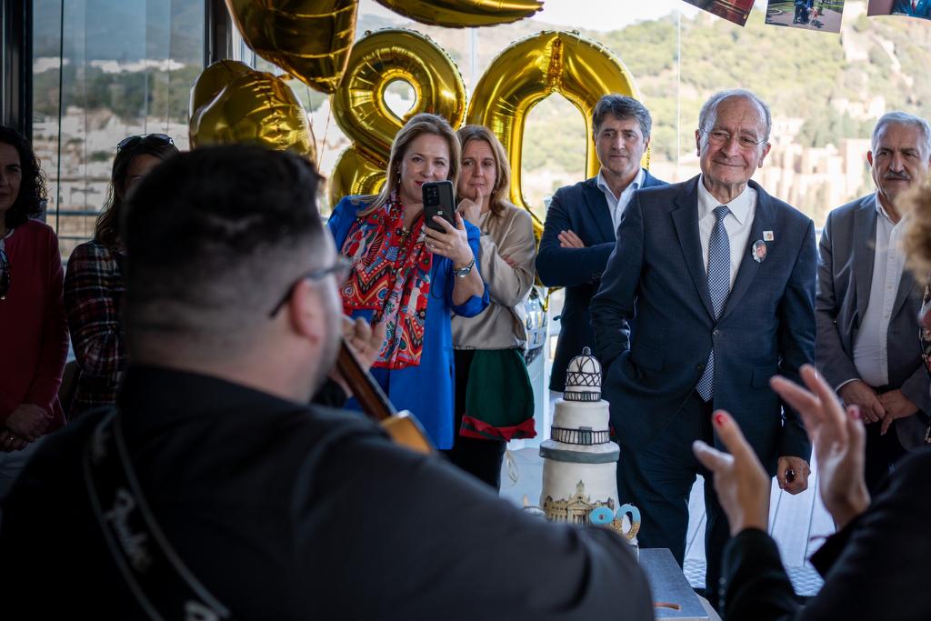 De la Torre con sus concejales durante la celebración