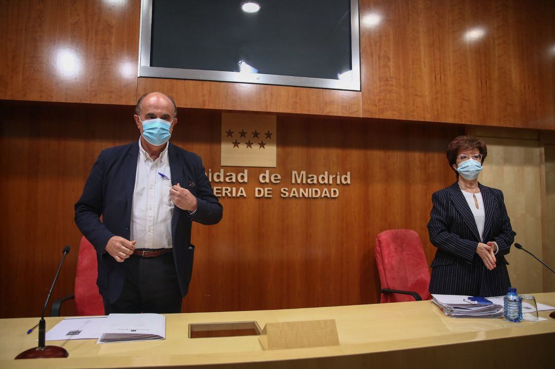 El viceconsejero de Salud Pública y Plan COVID-19 de la Comunidad de Madrid, Antonio Zapatero, y la directora general de Salud Pública, Elena Andradas, a su llegada a una rueda de prensa, a 9 de abril de 2021, en Madrid