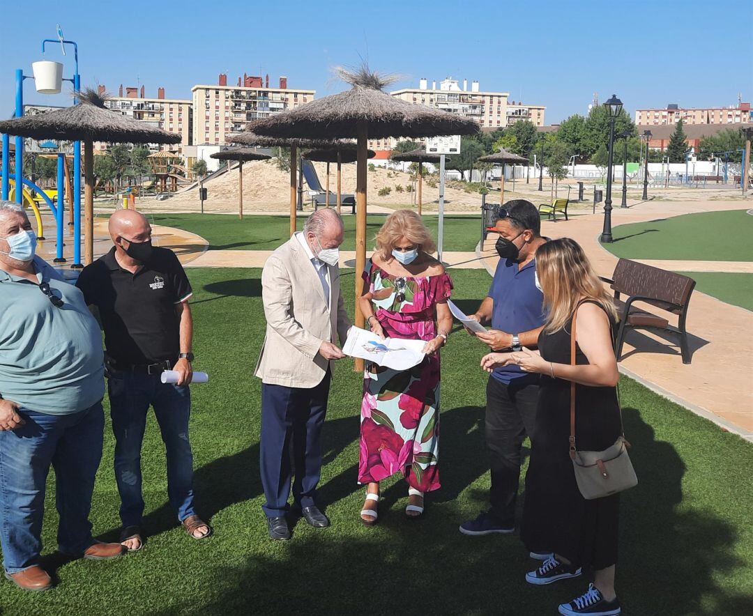 El presidente de la Diputación de Sevilla, Fernando Rodríguez Villalobos, y la alcaldesa de Castilleja de la Cuesta, Carmen Herrera, durante la visita a la localidad -