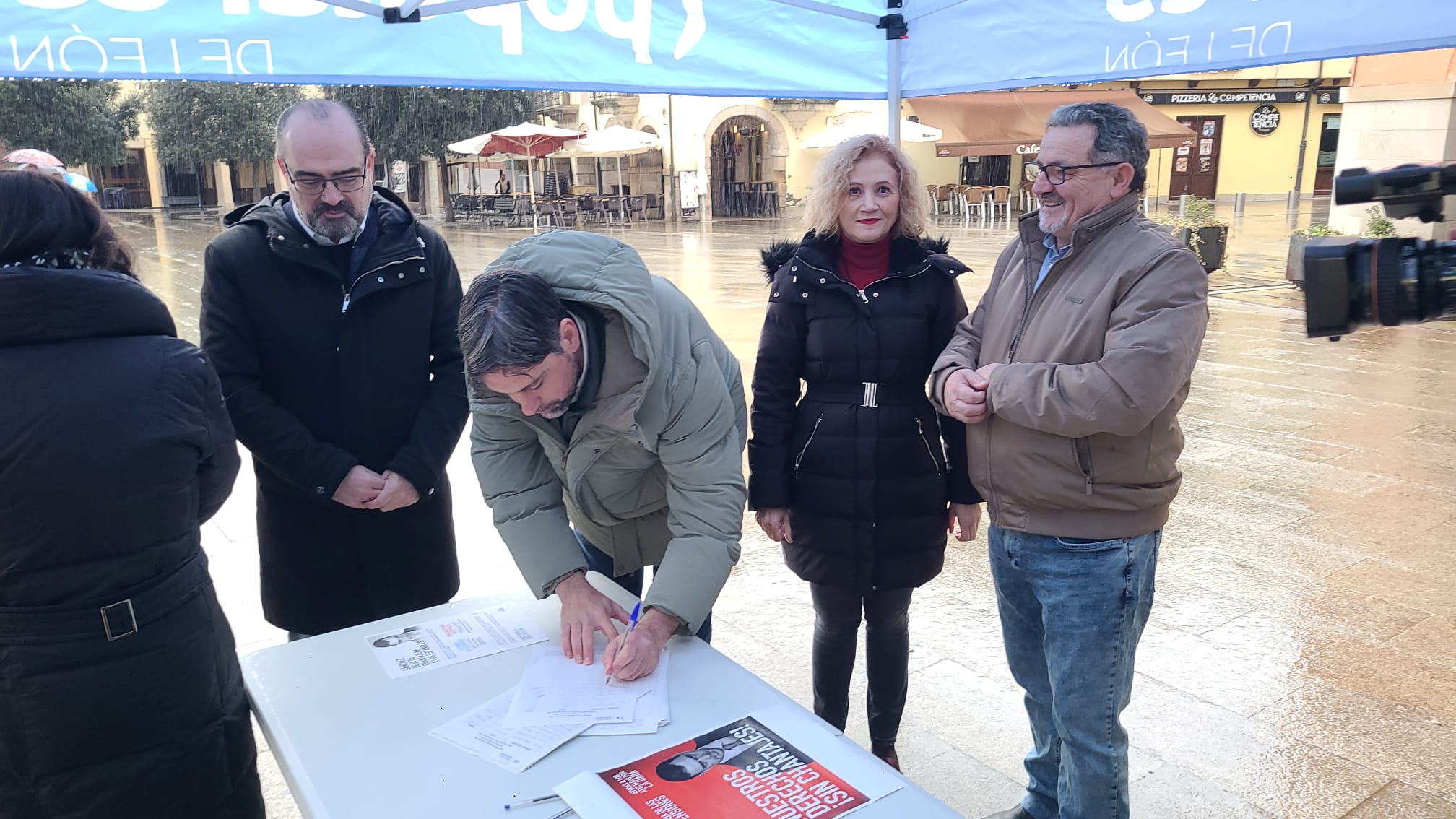 El senador Jorge García Vega firmando en la recogida