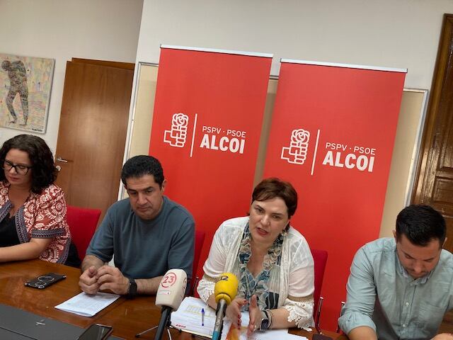 Diputados del PSOE junto al alcalde de Alcoy