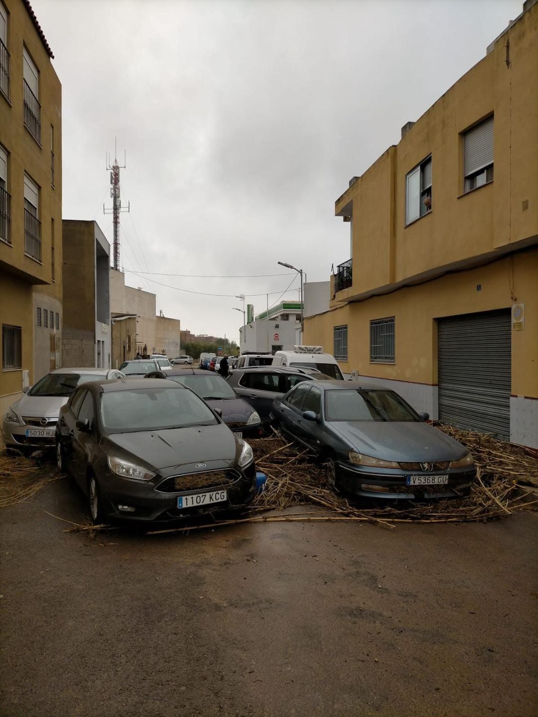 Coches arrastrados por las lluvias