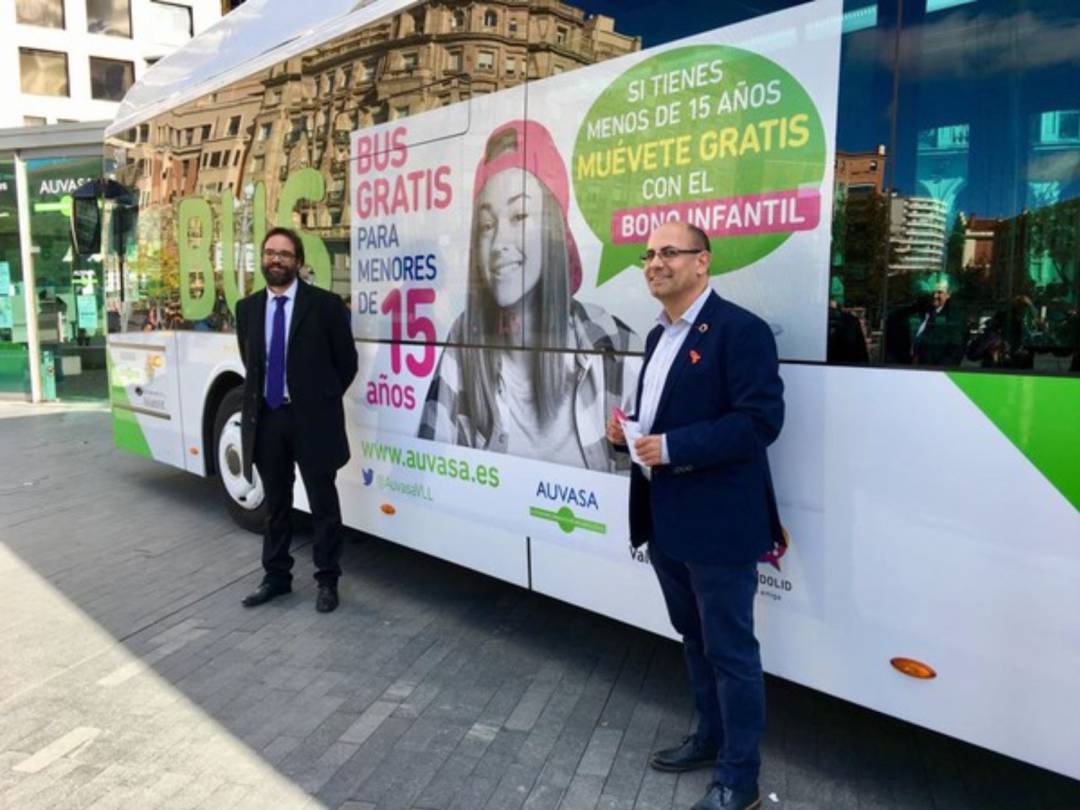 Veléz presenta nuevos autobuses