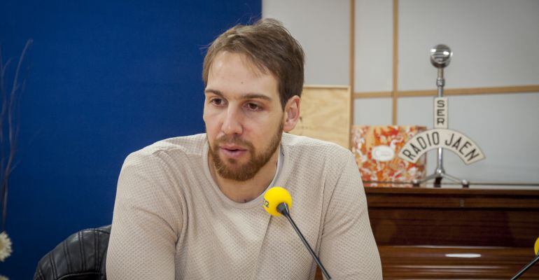 El jugador del Jaén Paraíso Interior Alan Brandi en los estudios de Radio Jaén 