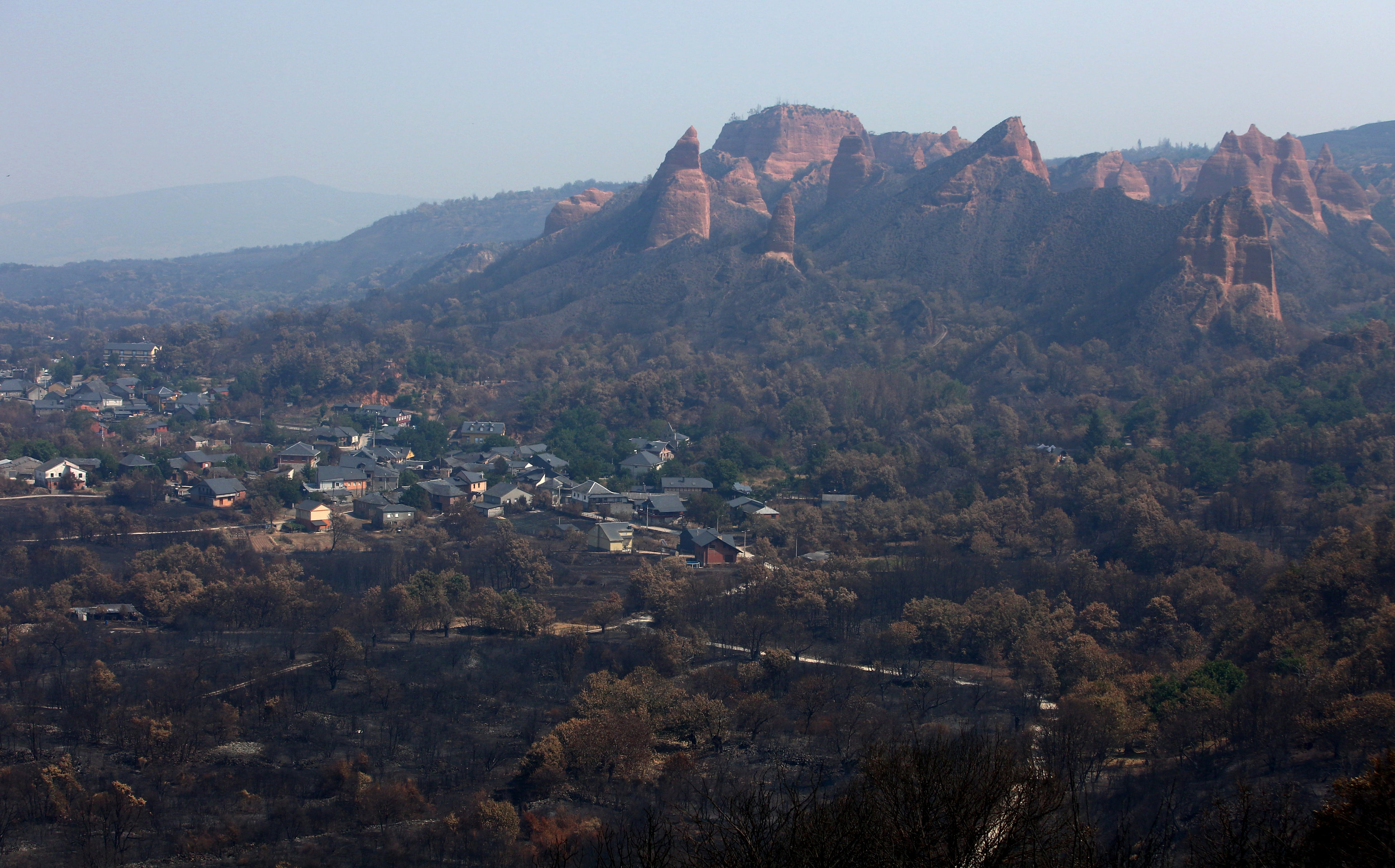 Efectos del incendio iniciado en la localidad de Yeres (León), y que ha afectado al paraje de Las Médulas