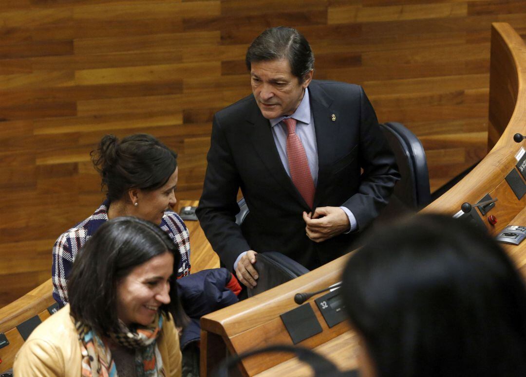 El presidente del Principado, Javier Fernández y la consejera de Hacienda Dolores Carcedo, al término del pleno de la Junta General que aprobó el presupuesto para 2019