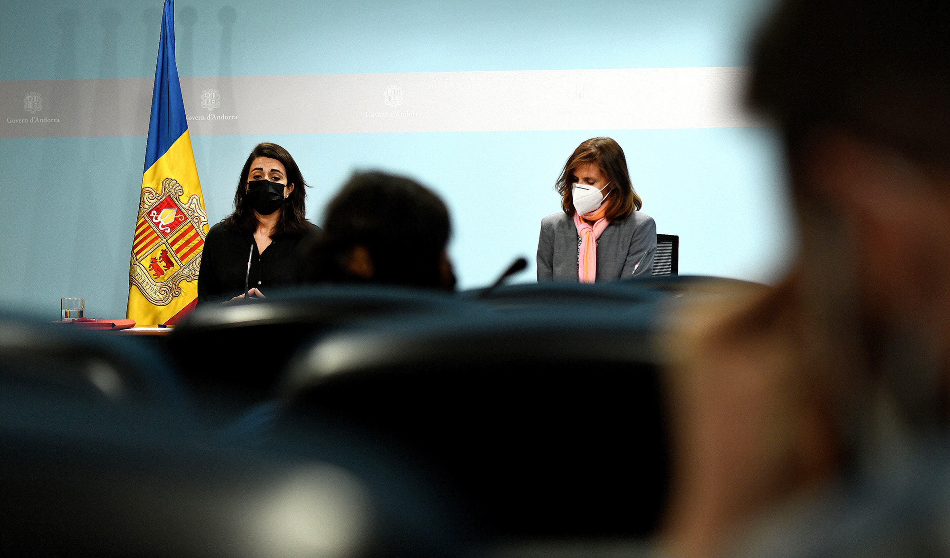 La secretària d'Estat d'Afers Socials, Joventut i Igualtat, Teresa Milà, i la cap d'Àrea de Recursos Sanitaris del ministeri de Salut, Carme Pallarés, durant la roda de premsa d'aquest dimarts.