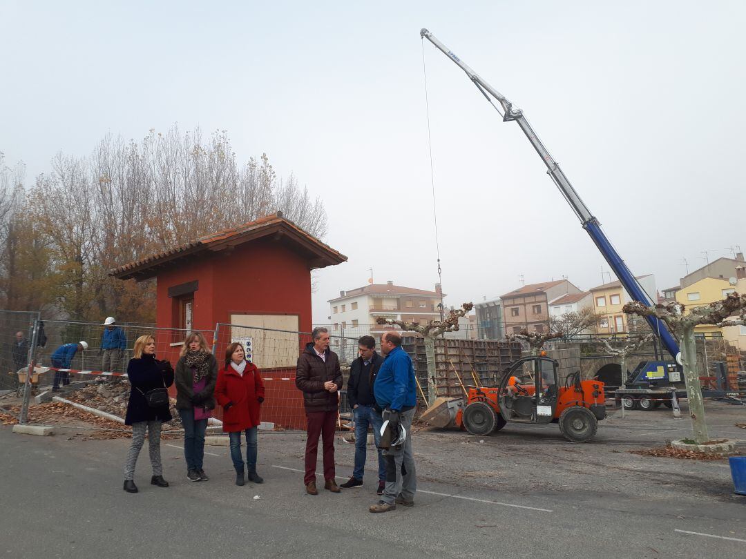 El alcalde de Navaluenga, Armando García, acompaña al delegado territorial de la Junta, José Francisco Hernández, en una visita a las obras