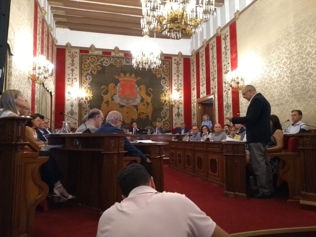 El concejal socialista Manuel Marín, en la exposición de su moción para crear una nueva comisión de memoria histórica.