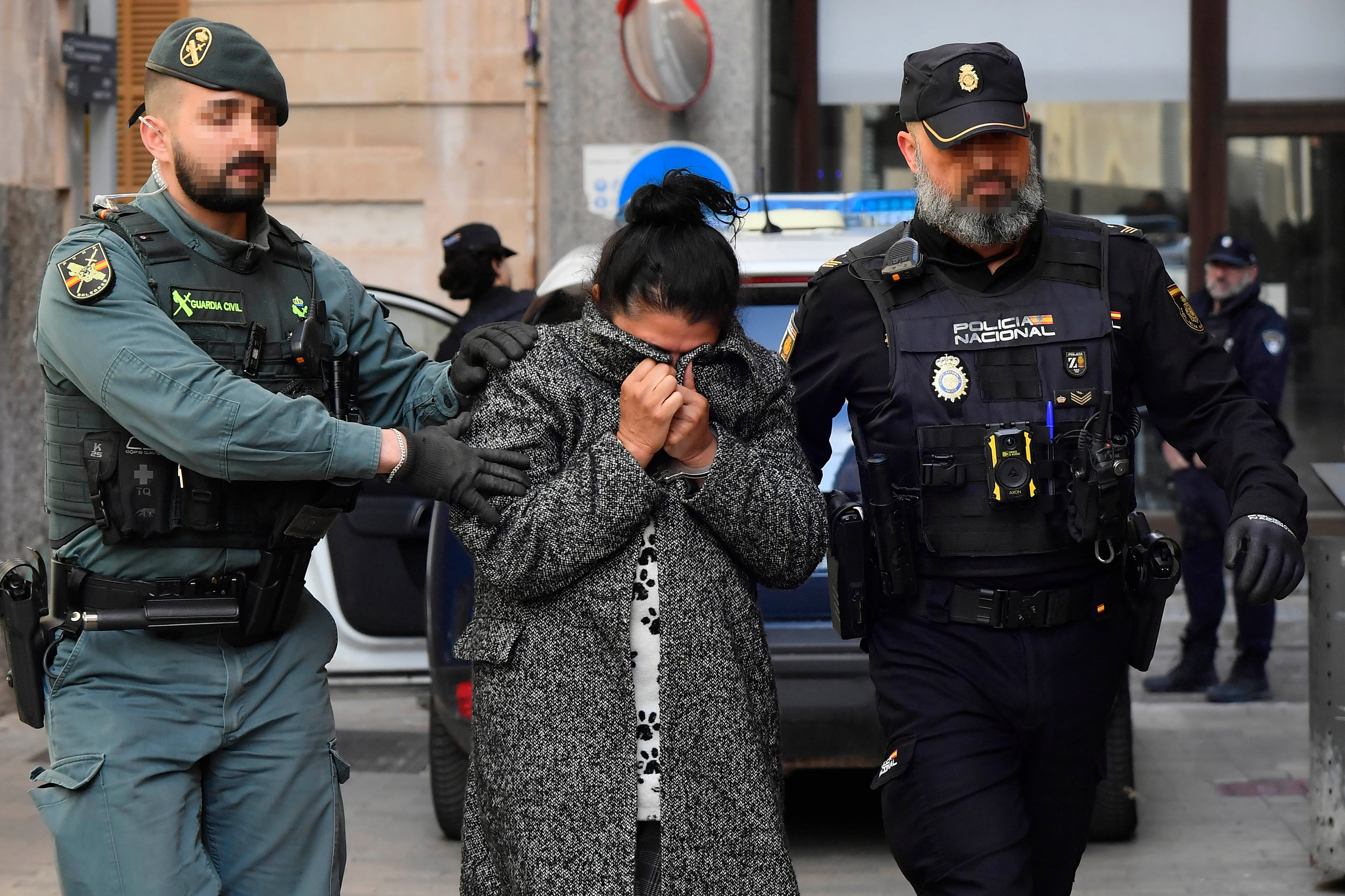 PALMA, 02/04/2026.- La mujer condenada por asesinato a prisión permanente revisable por arrojar en noviembre de 2023 a su bebé a un contenedor en Porto Cristo es escoltada este jueves por miembros de las fuerzas de seguridad tras ser detenida ayer en Manacor (Mallorca). EFE/ Miquel A. Borràs