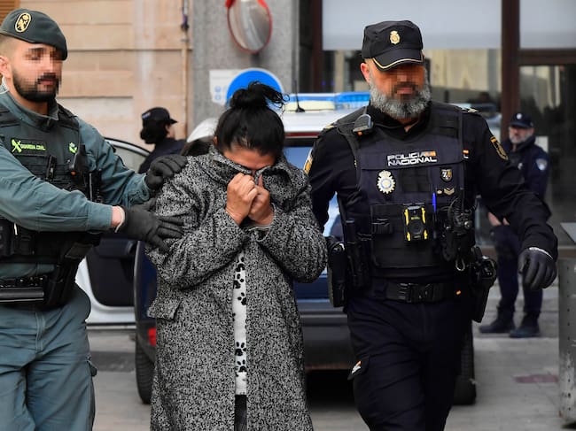 PALMA, 02/04/2026.- La mujer condenada por asesinato a prisión permanente revisable por arrojar en noviembre de 2023 a su bebé a un contenedor en Porto Cristo es escoltada este jueves por miembros de las fuerzas de seguridad tras ser detenida ayer en Manacor (Mallorca). EFE/ Miquel A. Borràs