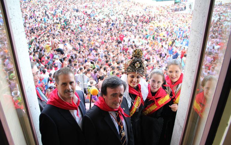 El pregonero Juan Carlos Gómez Perlado junto al alcalde, la corregidoro y damas en el balcón del Ayuntamiento de Cuéllar