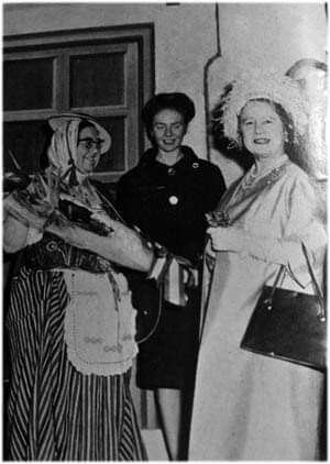 Lola Murillo ataviada con el traje típico de La Orotava obsequiando a Isabel II de Inglaterra