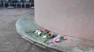 Flors i espelmes al lloc on van morir la mare i les dues filles