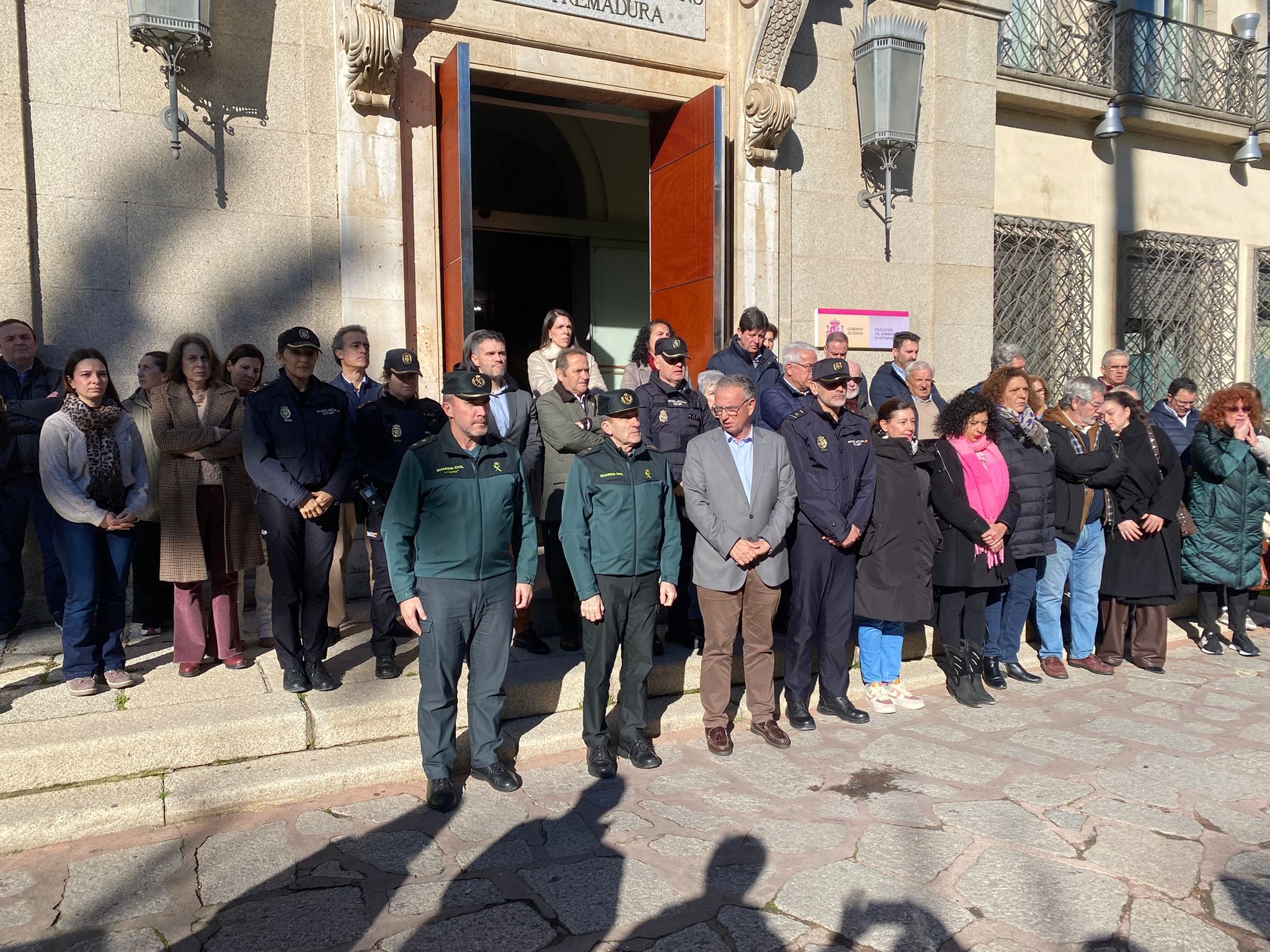 Minuto de silencio por la tragedia ferroviaria de Córdoba en la delegación del Gobierno en Badajoz