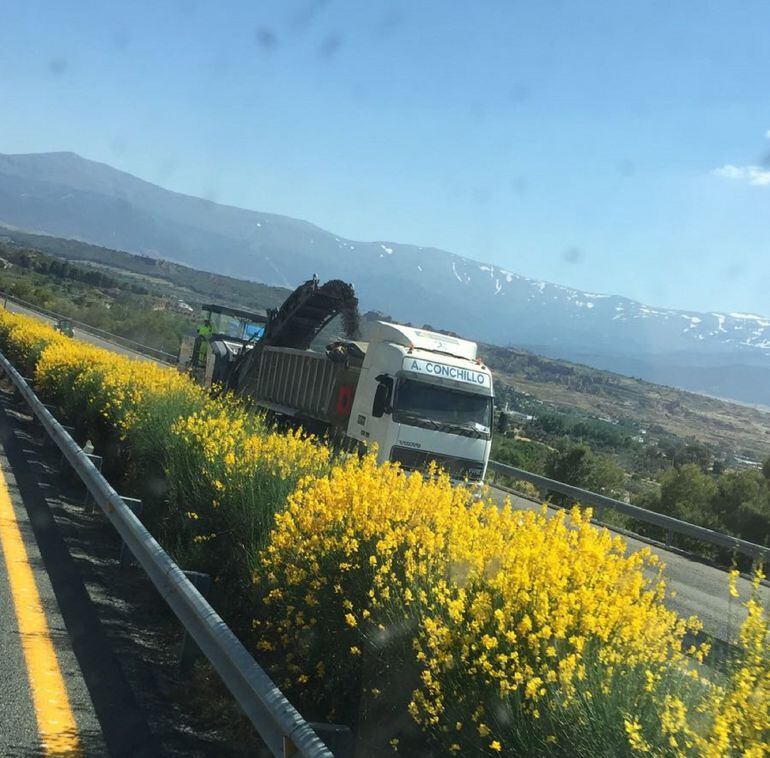 Obras de reasfaltado en la A92 entre Guadix y La Calahorra.