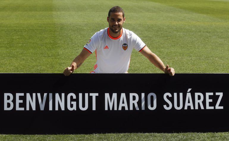 El centrocampista Mario Suárez, durante su presentación como nuevo jugador del Valencia CF.