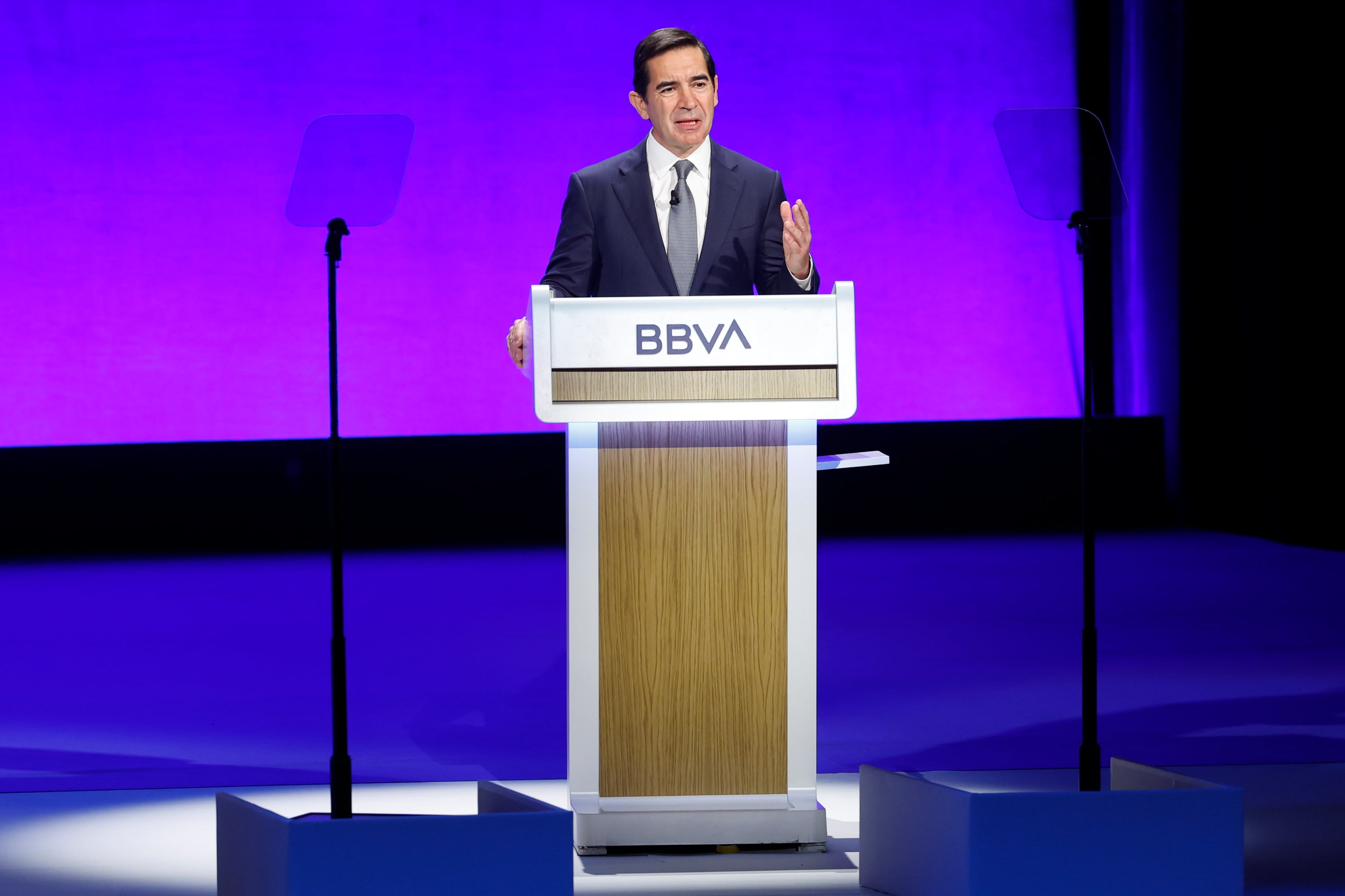 El presidente del BBVA, Carlos Torres, da un discurso mientras preside la junta general extraordinaria de accionistas que la entidad bancaria ha celebrado este viernes en Bilbao.