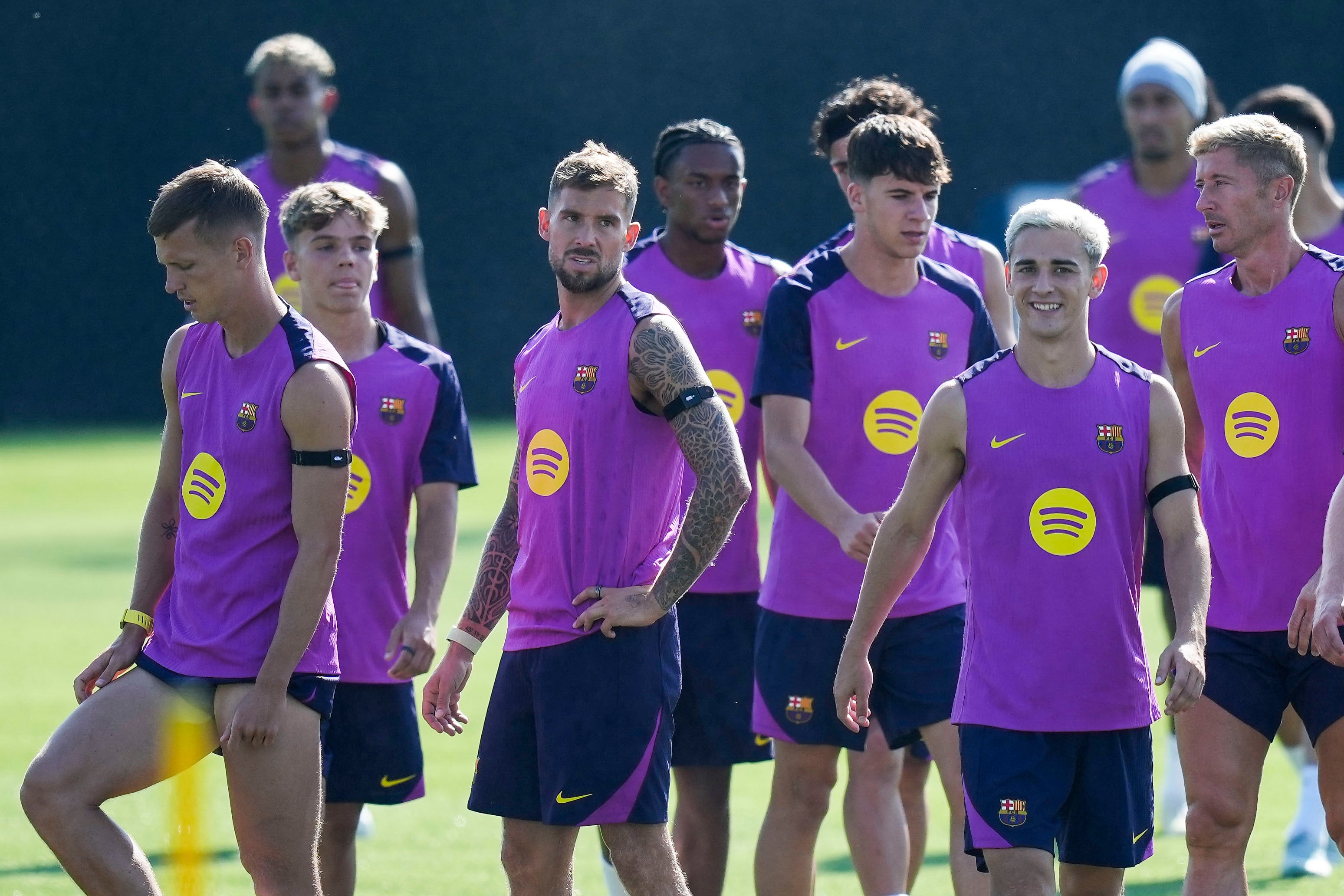 GRAFCAT634 Sant Joan Despí (BARCELONA) 17/07/2025.- Los jugadores del FC Barcelona, durante el entrenamiento matinal del primer equipo del FC Barcelona en las instalaciones de la Ciudad Deportiva Joan Gamper en Sant Joan Despí (Barcelona). EFE/ Enric Fontcuberta.
