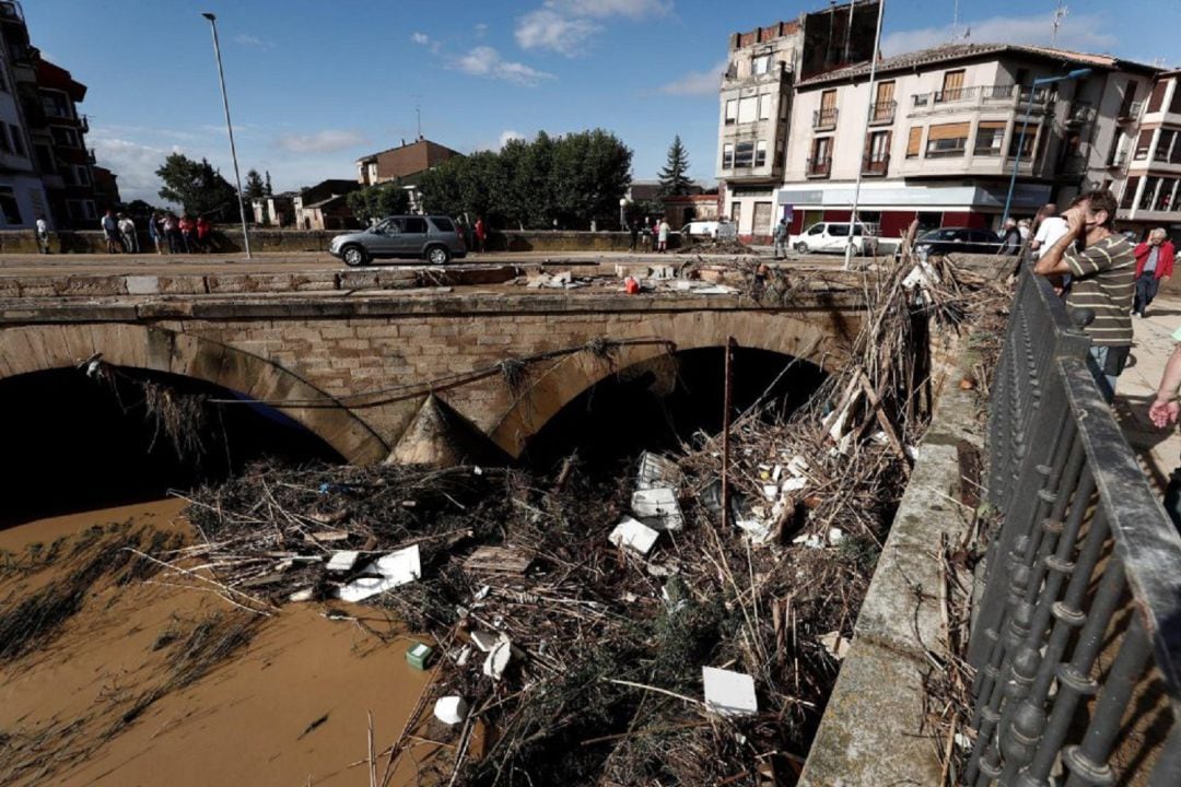 El río Zidacos a su paso por Tafalla tras la riada del 8 de julio