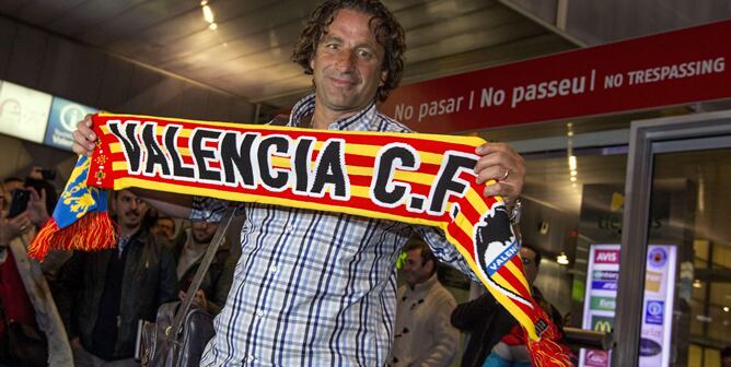 El hispano-argentino posa con una bufanda del Valencia en el Aeropuerto de Manises