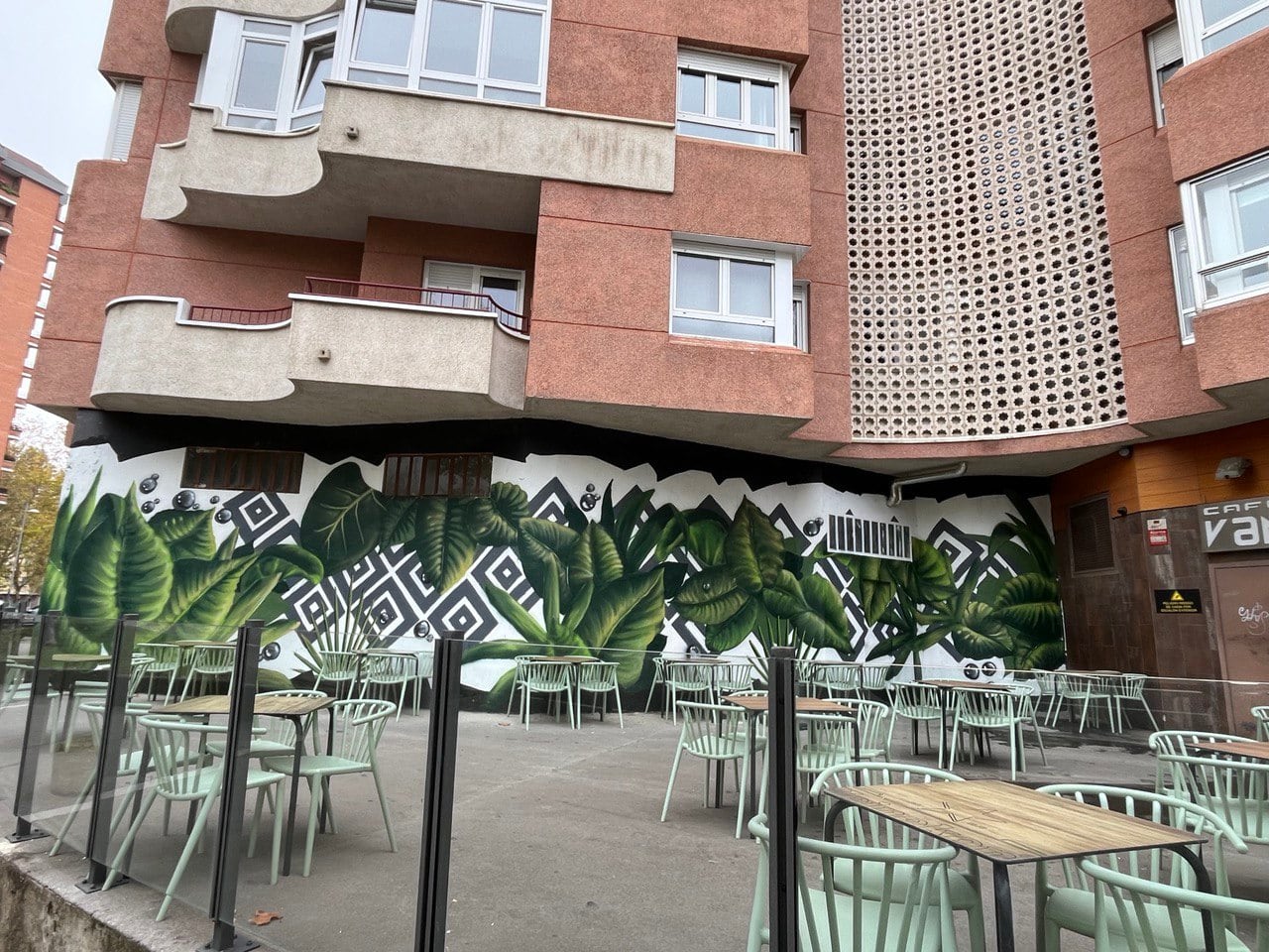 Ilustraciones de la terraza del bar Vaneli, donde antes estaba el mural de los hermanos Pou